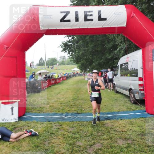 21.06.2025 - 27. Vierlanden-Triathlon MichiJ http://msf.ph/oto/8044661 15.06.2026 13:48:05 Ziel 898 meine-sportfotos.de