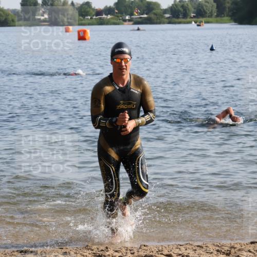 15.06.2025 - 27. Vierlanden-Triathlon Lena Gebhardt http://msf.ph/oto/8044664 15.06.2025 08:36:47 Schwimmen 39, 83 meine-sportfotos.de