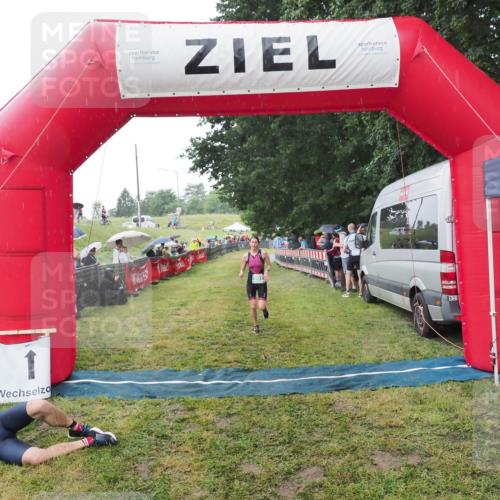 21.06.2025 - 27. Vierlanden-Triathlon MichiJ http://msf.ph/oto/8044665 15.06.2026 13:48:27 Ziel 901 meine-sportfotos.de