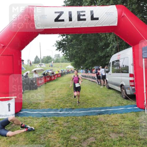 21.06.2025 - 27. Vierlanden-Triathlon MichiJ http://msf.ph/oto/8044671 15.06.2026 13:48:28 Ziel 901 meine-sportfotos.de