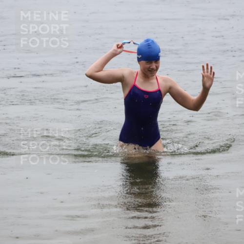 21.06.2025 - 27. Vierlanden-Triathlon Lena Gebhardt http://msf.ph/oto/8044673 15.06.2025 14:41:09 Schwimmen 1321, 1326, 1332 meine-sportfotos.de