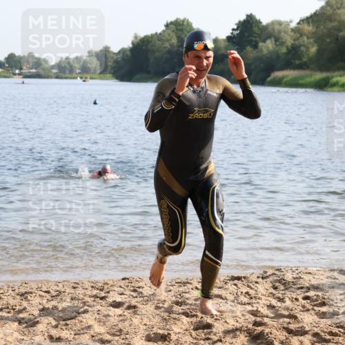 15.06.2025 - 27. Vierlanden-Triathlon Lena Gebhardt http://msf.ph/oto/8044675 15.06.2025 08:36:49 Schwimmen 39, 69, 83 meine-sportfotos.de