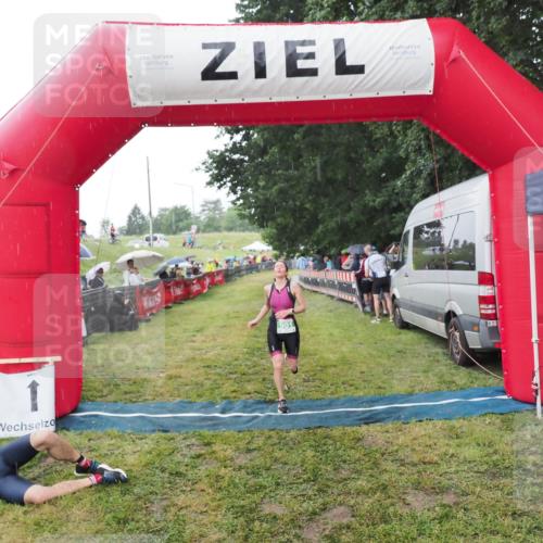 21.06.2025 - 27. Vierlanden-Triathlon MichiJ http://msf.ph/oto/8044676 15.06.2026 13:48:28 Ziel 901 meine-sportfotos.de
