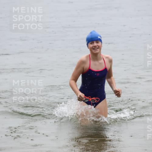 21.06.2025 - 27. Vierlanden-Triathlon Lena Gebhardt http://msf.ph/oto/8044681 15.06.2025 14:41:10 Schwimmen 1321, 1326, 1332 meine-sportfotos.de