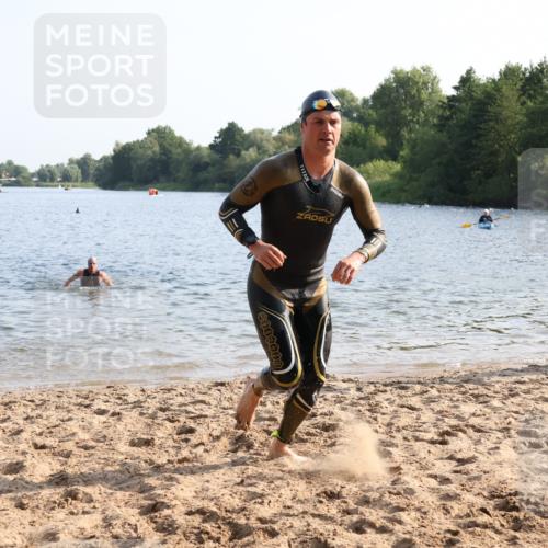15.06.2025 - 27. Vierlanden-Triathlon Lena Gebhardt http://msf.ph/oto/8044683 15.06.2025 08:36:50 Schwimmen 39, 69 meine-sportfotos.de