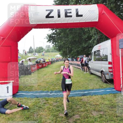 21.06.2025 - 27. Vierlanden-Triathlon MichiJ http://msf.ph/oto/8044687 15.06.2026 13:48:29 Ziel 901 meine-sportfotos.de