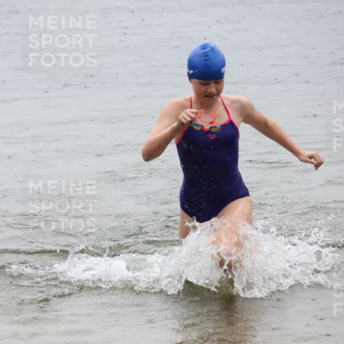 21.06.2025 - 27. Vierlanden-Triathlon Lena Gebhardt http://msf.ph/oto/8044692 15.06.2025 14:41:11 Schwimmen 1326, 1332 meine-sportfotos.de