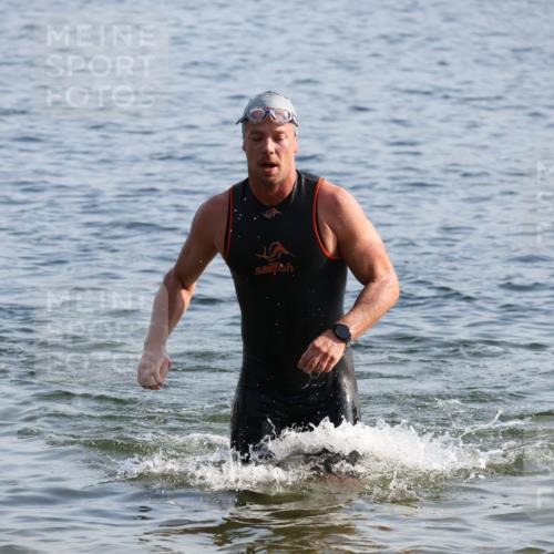 15.06.2025 - 27. Vierlanden-Triathlon Lena Gebhardt http://msf.ph/oto/8044698 15.06.2025 08:36:54 Schwimmen 39, 69 meine-sportfotos.de