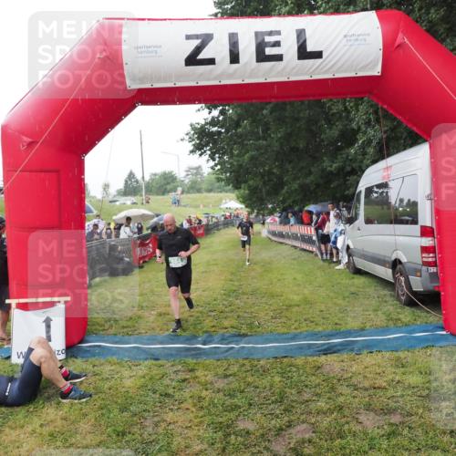 21.06.2025 - 27. Vierlanden-Triathlon MichiJ http://msf.ph/oto/8044702 15.06.2026 13:48:47 Ziel 684, 1149 meine-sportfotos.de