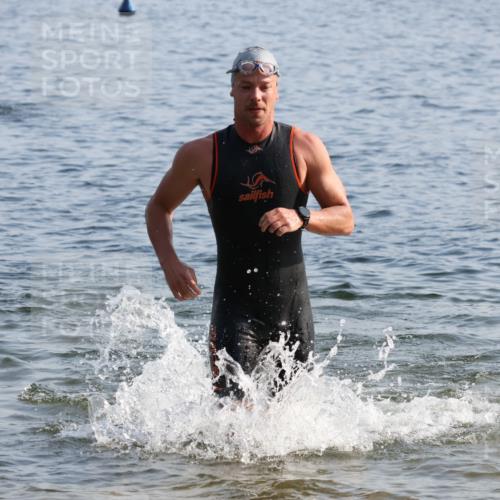 15.06.2025 - 27. Vierlanden-Triathlon Lena Gebhardt http://msf.ph/oto/8044705 15.06.2025 08:36:55 Schwimmen 39, 69 meine-sportfotos.de