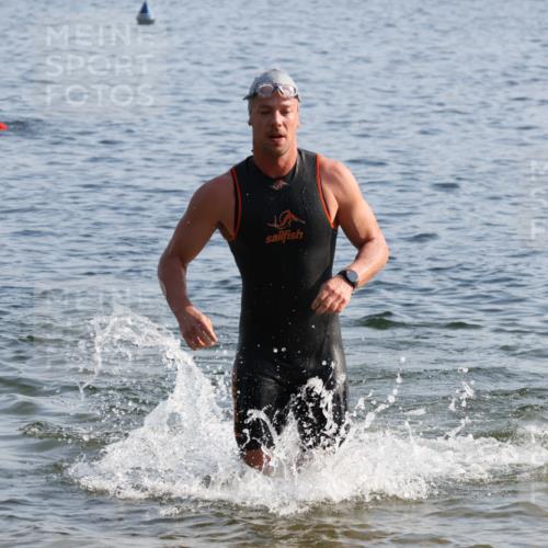 15.06.2025 - 27. Vierlanden-Triathlon Lena Gebhardt http://msf.ph/oto/8044710 15.06.2025 08:36:55 Schwimmen 39, 69 meine-sportfotos.de