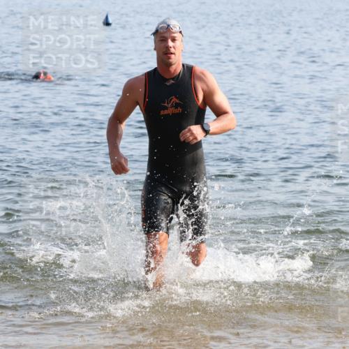 15.06.2025 - 27. Vierlanden-Triathlon Lena Gebhardt http://msf.ph/oto/8044714 15.06.2025 08:36:55 Schwimmen 39, 69 meine-sportfotos.de