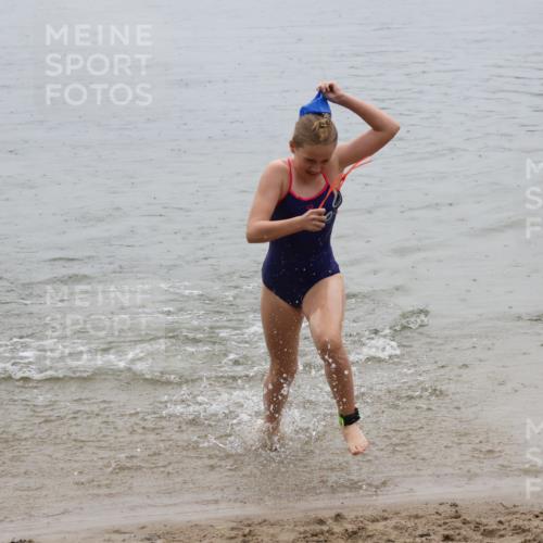 21.06.2025 - 27. Vierlanden-Triathlon Lena Gebhardt http://msf.ph/oto/8044715 15.06.2025 14:41:12 Schwimmen 1326, 1332 meine-sportfotos.de