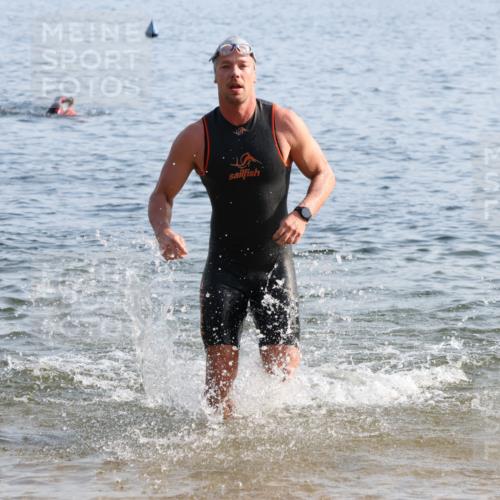 15.06.2025 - 27. Vierlanden-Triathlon Lena Gebhardt http://msf.ph/oto/8044717 15.06.2025 08:36:55 Schwimmen 39, 69 meine-sportfotos.de