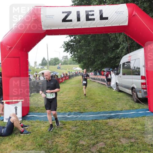 21.06.2025 - 27. Vierlanden-Triathlon MichiJ http://msf.ph/oto/8044718 15.06.2026 13:48:48 Ziel 684, 1149 meine-sportfotos.de