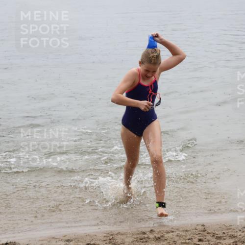 21.06.2025 - 27. Vierlanden-Triathlon Lena Gebhardt http://msf.ph/oto/8044719 15.06.2025 14:41:12 Schwimmen 1326, 1332 meine-sportfotos.de