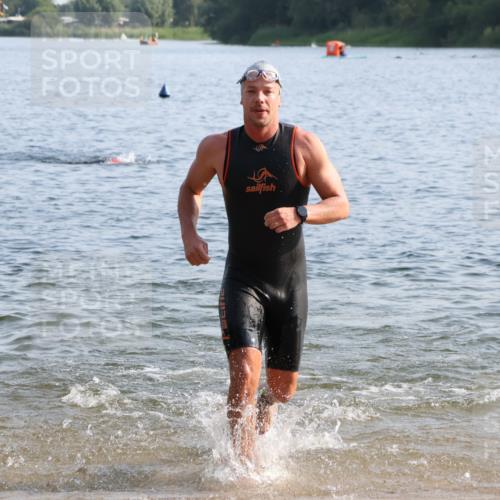 15.06.2025 - 27. Vierlanden-Triathlon Lena Gebhardt http://msf.ph/oto/8044721 15.06.2025 08:36:56 Schwimmen 39, 69 meine-sportfotos.de