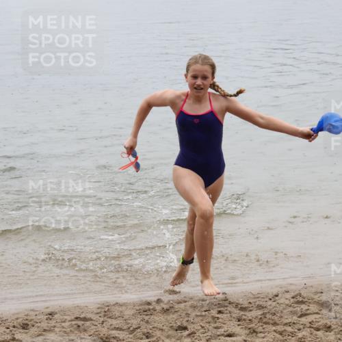 21.06.2025 - 27. Vierlanden-Triathlon Lena Gebhardt http://msf.ph/oto/8044723 15.06.2025 14:41:12 Schwimmen 1326, 1332 meine-sportfotos.de