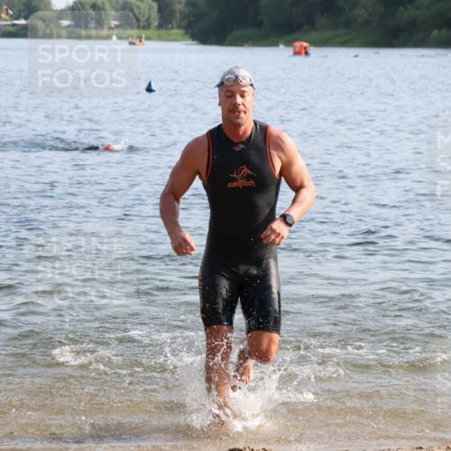 15.06.2025 - 27. Vierlanden-Triathlon Lena Gebhardt http://msf.ph/oto/8044725 15.06.2025 08:36:56 Schwimmen 39, 69 meine-sportfotos.de