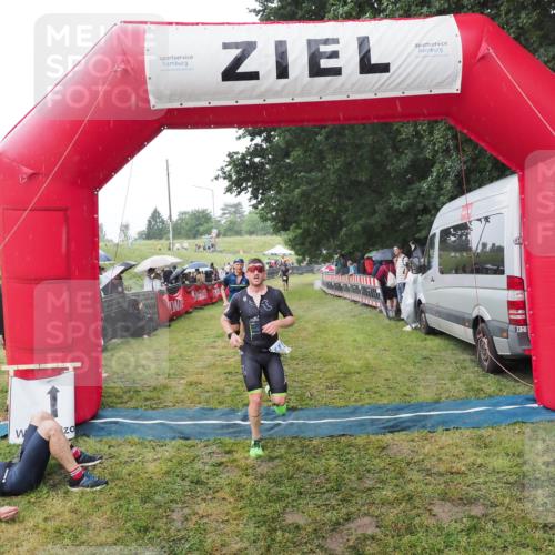 21.06.2025 - 27. Vierlanden-Triathlon MichiJ http://msf.ph/oto/8044731 15.06.2026 13:49:06 Ziel 792, 1148 meine-sportfotos.de