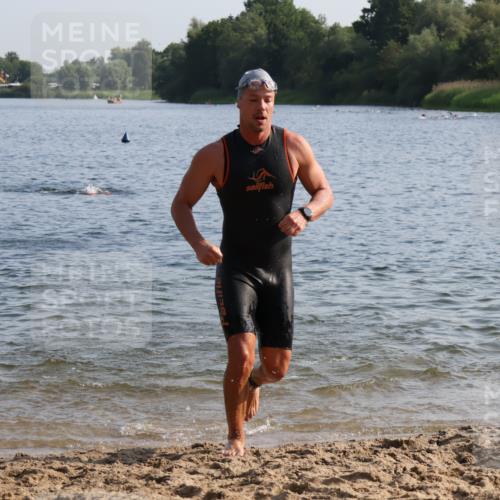 15.06.2025 - 27. Vierlanden-Triathlon Lena Gebhardt http://msf.ph/oto/8044732 15.06.2025 08:36:57 Schwimmen 39, 69 meine-sportfotos.de