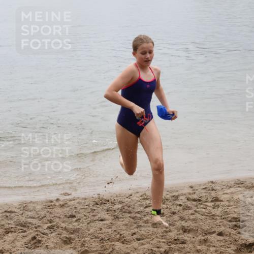 21.06.2025 - 27. Vierlanden-Triathlon Lena Gebhardt http://msf.ph/oto/8044734 15.06.2025 14:41:13 Schwimmen 1326, 1332 meine-sportfotos.de