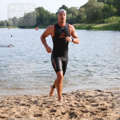 15.06.2025 - 27. Vierlanden-Triathlon Lena Gebhardt http://msf.ph/oto/8044736 15.06.2025 08:36:57 Schwimmen 39, 69 meine-sportfotos.de