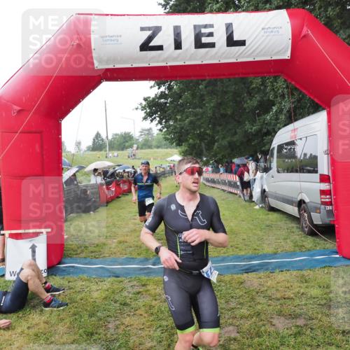 21.06.2025 - 27. Vierlanden-Triathlon MichiJ http://msf.ph/oto/8044739 15.06.2026 13:49:06 Ziel 792, 1148 meine-sportfotos.de
