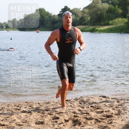 15.06.2025 - 27. Vierlanden-Triathlon Lena Gebhardt http://msf.ph/oto/8044740 15.06.2025 08:36:58 Schwimmen 39, 69 meine-sportfotos.de