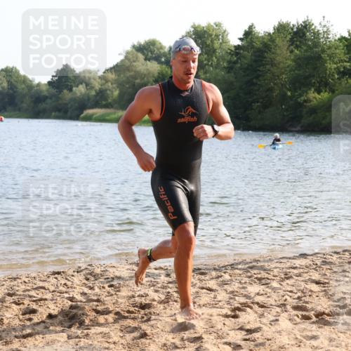 15.06.2025 - 27. Vierlanden-Triathlon Lena Gebhardt http://msf.ph/oto/8044747 15.06.2025 08:36:58 Schwimmen 39, 69 meine-sportfotos.de