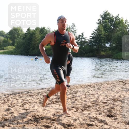 15.06.2025 - 27. Vierlanden-Triathlon Lena Gebhardt http://msf.ph/oto/8044755 15.06.2025 08:36:59 Schwimmen 39, 69 meine-sportfotos.de