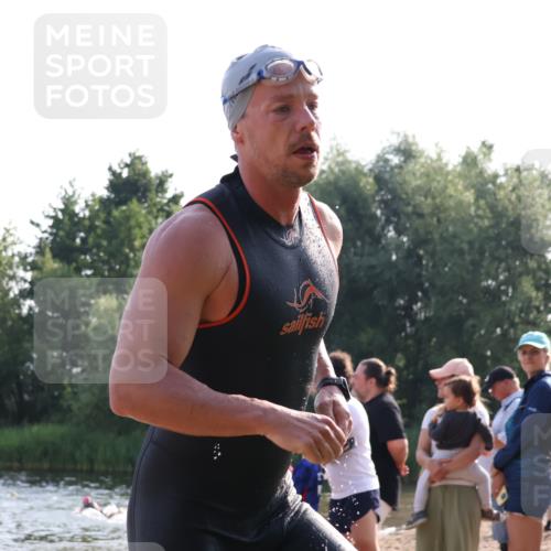 15.06.2025 - 27. Vierlanden-Triathlon Lena Gebhardt http://msf.ph/oto/8044759 15.06.2025 08:37:00 Schwimmen 69 meine-sportfotos.de