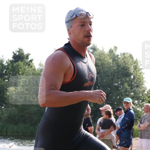 15.06.2025 - 27. Vierlanden-Triathlon Lena Gebhardt http://msf.ph/oto/8044763 15.06.2025 08:37:00 Schwimmen 69 meine-sportfotos.de