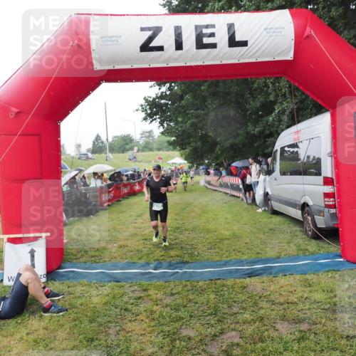 21.06.2025 - 27. Vierlanden-Triathlon MichiJ http://msf.ph/oto/8044766 15.06.2026 13:49:13 Ziel 792, 825 meine-sportfotos.de