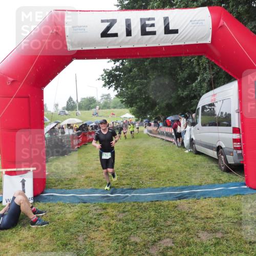 21.06.2025 - 27. Vierlanden-Triathlon MichiJ http://msf.ph/oto/8044771 15.06.2026 13:49:14 Ziel 792, 825 meine-sportfotos.de