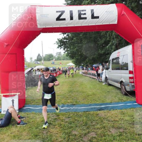 21.06.2025 - 27. Vierlanden-Triathlon MichiJ http://msf.ph/oto/8044775 15.06.2026 13:49:14 Ziel 792, 825 meine-sportfotos.de