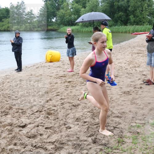 21.06.2025 - 27. Vierlanden-Triathlon Lena Gebhardt http://msf.ph/oto/8044782 15.06.2025 14:41:15 Schwimmen 1332 meine-sportfotos.de