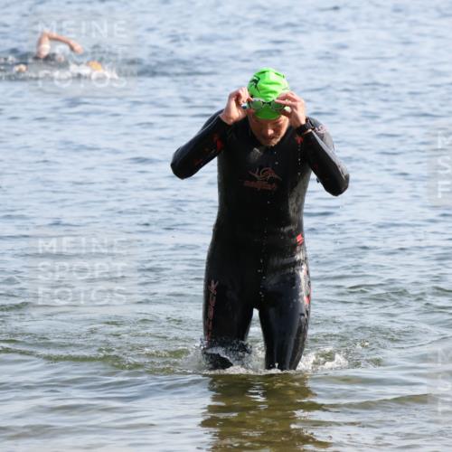 15.06.2025 - 27. Vierlanden-Triathlon Lena Gebhardt http://msf.ph/oto/8044788 15.06.2025 08:37:07 Schwimmen 69, 187 meine-sportfotos.de