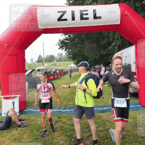 21.06.2025 - 27. Vierlanden-Triathlon MichiJ http://msf.ph/oto/8044796 15.06.2026 13:49:22 Ziel 231, 924, 1162 meine-sportfotos.de