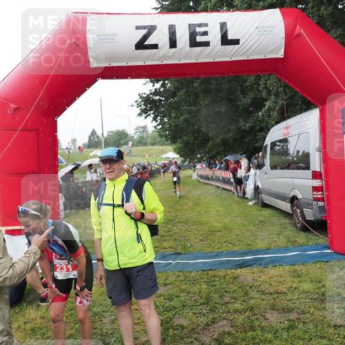 21.06.2025 - 27. Vierlanden-Triathlon MichiJ http://msf.ph/oto/8044798 15.06.2026 13:49:25 Ziel 142, 231, 924, 1162 meine-sportfotos.de