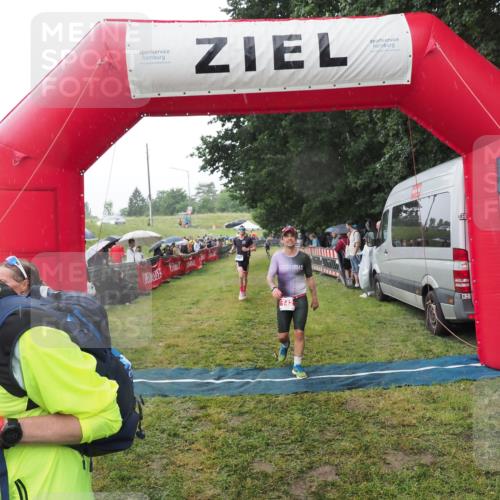 21.06.2025 - 27. Vierlanden-Triathlon MichiJ http://msf.ph/oto/8044807 15.06.2026 13:49:29 Ziel 142, 1158 meine-sportfotos.de