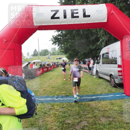 21.06.2025 - 27. Vierlanden-Triathlon MichiJ http://msf.ph/oto/8044810 15.06.2026 13:49:30 Ziel 142, 1158 meine-sportfotos.de