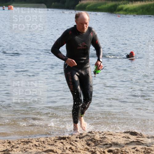 15.06.2025 - 27. Vierlanden-Triathlon Lena Gebhardt http://msf.ph/oto/8044826 15.06.2025 08:37:12 Schwimmen 187 meine-sportfotos.de