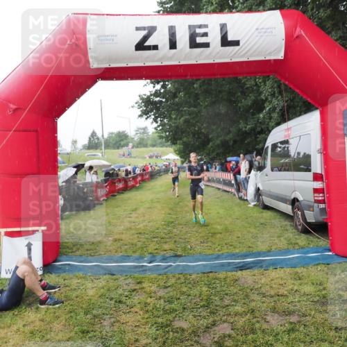 21.06.2025 - 27. Vierlanden-Triathlon MichiJ http://msf.ph/oto/8044832 15.06.2026 13:49:51 Ziel 1138, 1146 meine-sportfotos.de