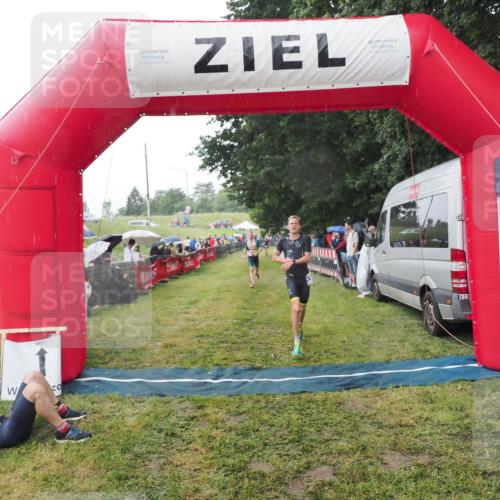 21.06.2025 - 27. Vierlanden-Triathlon MichiJ http://msf.ph/oto/8044835 15.06.2026 13:49:51 Ziel 1138, 1146 meine-sportfotos.de