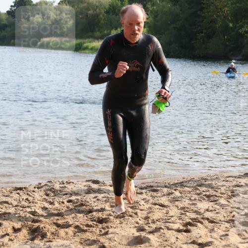 15.06.2025 - 27. Vierlanden-Triathlon Lena Gebhardt http://msf.ph/oto/8044837 15.06.2025 08:37:14 Schwimmen 187 meine-sportfotos.de