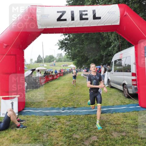 21.06.2025 - 27. Vierlanden-Triathlon MichiJ http://msf.ph/oto/8044841 15.06.2026 13:49:52 Ziel 1138, 1146 meine-sportfotos.de