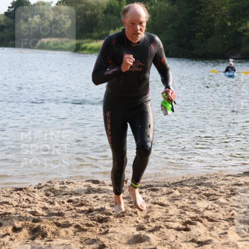 15.06.2025 - 27. Vierlanden-Triathlon Lena Gebhardt http://msf.ph/oto/8044847 15.06.2025 08:37:14 Schwimmen 187 meine-sportfotos.de