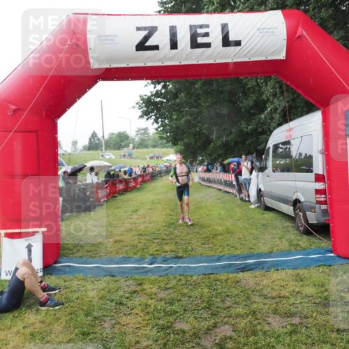 21.06.2025 - 27. Vierlanden-Triathlon MichiJ http://msf.ph/oto/8044849 15.06.2026 13:49:53 Ziel 1138, 1146 meine-sportfotos.de