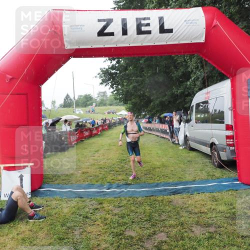 21.06.2025 - 27. Vierlanden-Triathlon MichiJ http://msf.ph/oto/8044855 15.06.2026 13:49:54 Ziel 1138, 1146 meine-sportfotos.de